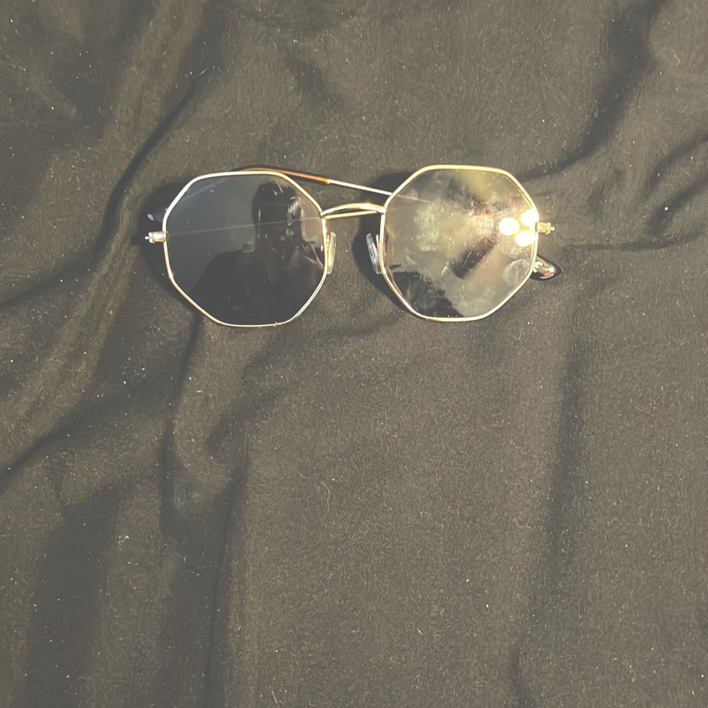 i’m selling sunglasses